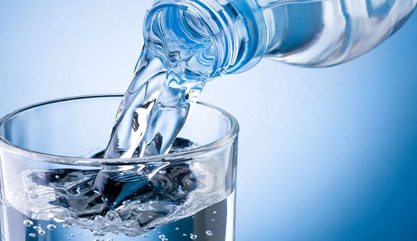 Uống nhiều nước là cách giảm axit uric máu hiệu quả và đơn giản nhất